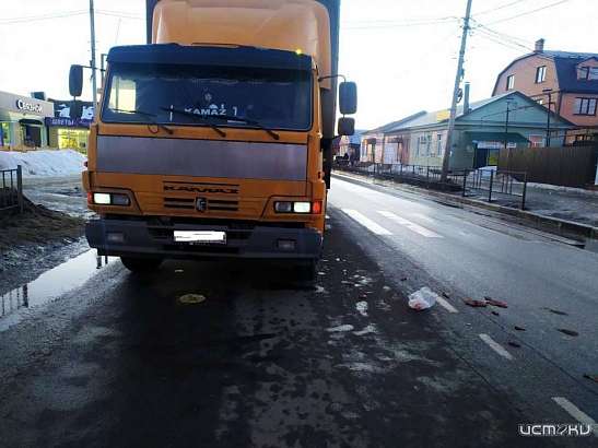 На Орловщине девушка, переходя дорогу по «зебре», попала под колеса КАМАЗа