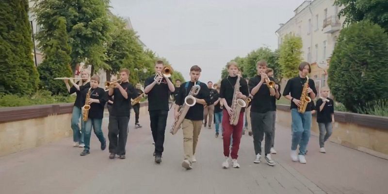 Необычный флешмоб устроили музыканты духового оркестра «Прометей» в самом центре Орла