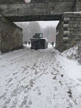 Под Нарышкино перекрыто движение из-за перевернувшейся фуры 