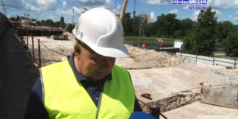 «Истоки» указали на ошибки в ответе мэрии. По словам чиновников, высота тротуаров на Красном мосту составит 10 см. Такому ответу удивился даже сам под...