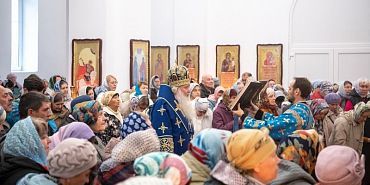 Престольные торжества в Покровском храме Мценска: митрополит Тихон освятил новый иконостас и возглавил Литургию