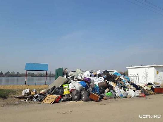 Фотофакт: городской пляж Орла утопает в мусоре