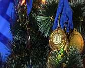 Это вам не шуточки! В Клубе весёлых и находчивых накануне новогодних праздников команды соревновались за главный приз