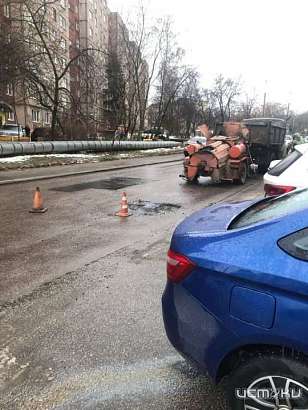 Укладка асфальта в лужу возмутила жителей Орла