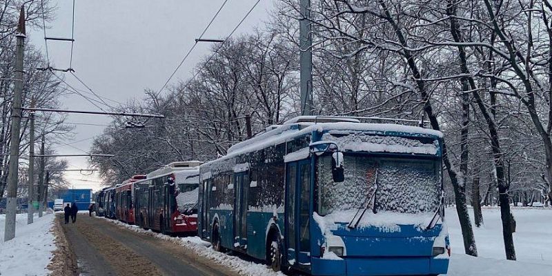 Орел-город контрастов: торжественно запускают "спортивные" троллейбусы...