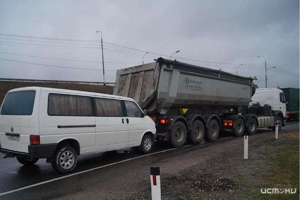 В Орловской области микроавтобус въехал в грузовик с прицепом
