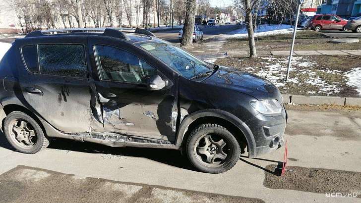 51-летняя женщина за рулем «Рено» устроила ДТП на перекрестке в Орле