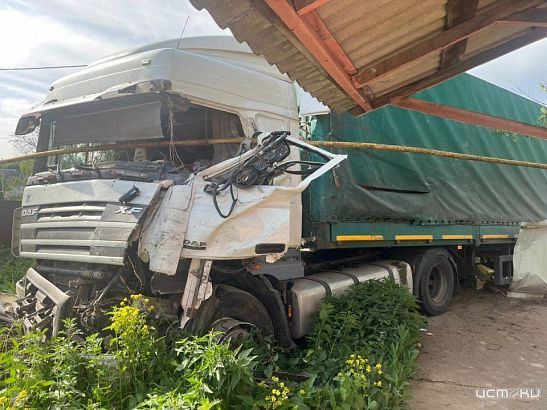 Под Орлом лоб в лоб столкнулись два грузовика. Последствия печальные