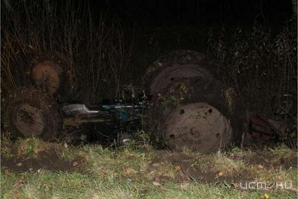 Сегодня ночью в Орловской области погиб водитель опрокинувшегося трактора