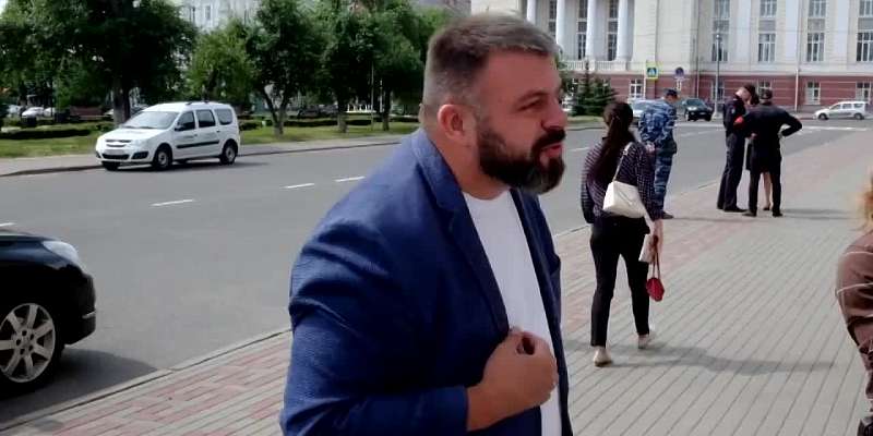 «А где вы раньше были?!»: Лежнев возмущен пикетом активистки против ремонта сквера Ермолова