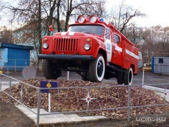 В поселке Змиевка появился памятник в виде пожарной машины