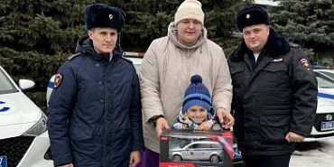Сотрудники отдела Госавтоинспекции УМВД России по городу Орлу приняли участие в акции «Елка желаний» Сотрудники отдела Госавтоинспекции УМВД России по городу Орлу приняли участие в акции «Елка желаний»