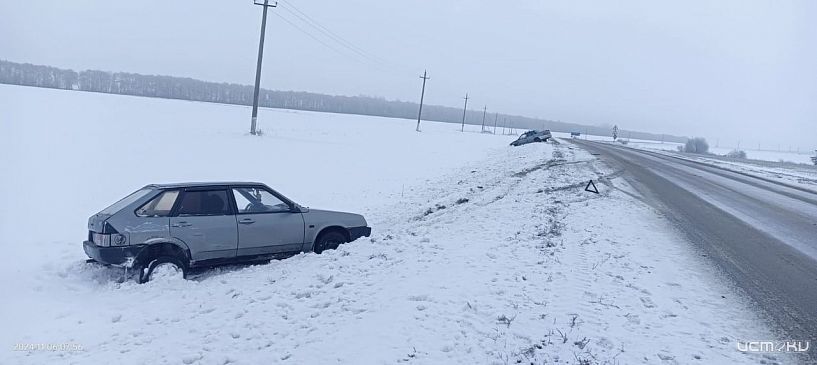 Под Орлом столкнулись два легковых «ВАЗа». Обе улетели в кювет