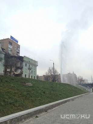 В Орле возле рухнувшего дома забил фонтан 