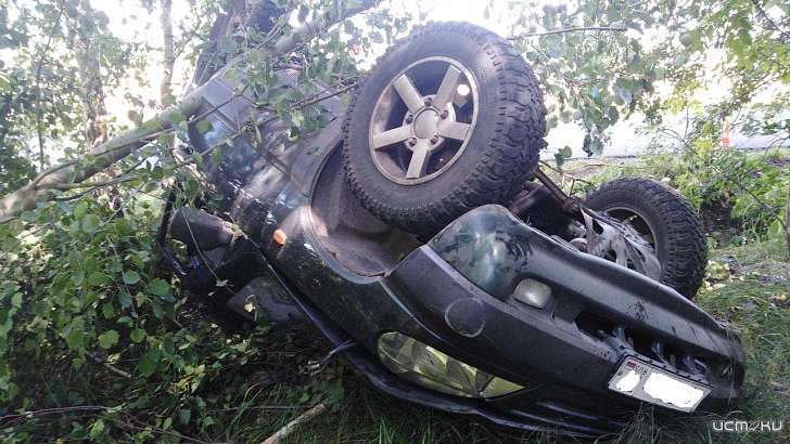 На Орловщине внедорожник съехал с трассы и перевернулся