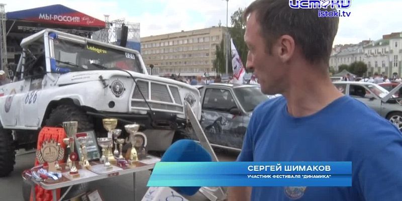 Настоящие автомобильные раритеты разместились на центральной площади Орла