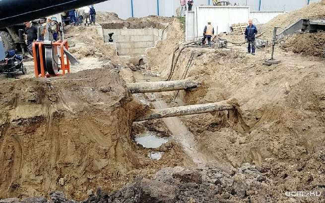 В Орле продолжают ремонтировать магистральный водовод