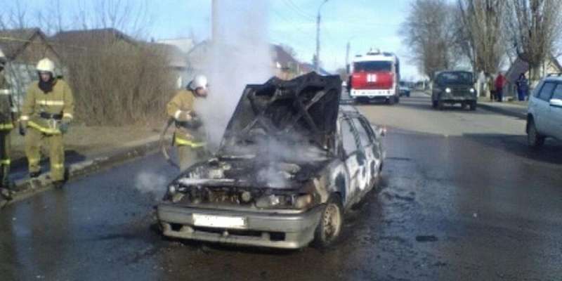 На дороге в Ливнах тушили полыхавшую легковушку