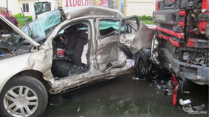 Машина всмятку, трое в больнице: на Орловщине столкнулись легковушка и фура