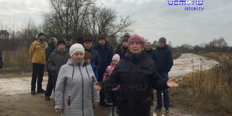 Спасай себя сам. В поселке Вязки больше нет дорог и его жители сами сделали новостной сюжет на эту тему