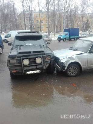 Аварийный перекресток: в Орле джип и «пятерка» не смогли разъехаться на пересечении улиц