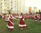 Праздник своими руками: Жители 909 квартала посмотрели концерт в собственном дворе