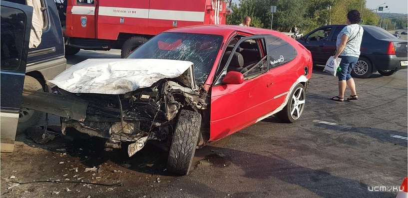 Не уступил дорогу: в Орловской области минивэн столкнулся с легковушкой