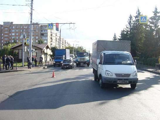 В Орле молодая автоледи на легковушке «собрала» два грузовика