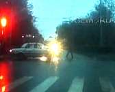 В Орле «Мазда» протаранила «Волгу» и вылетела на тротуар. Видео