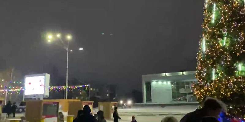Предновогодние чудеса: Парахин раздавал детям пряники в центре Орла