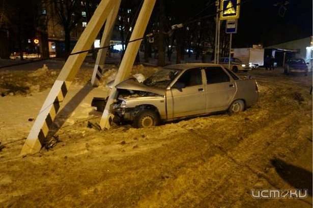 В Орловской области «десятка» врезалась в опору ЛЭП. Трое пострадали