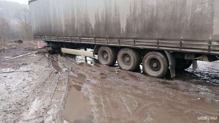 Народный корреспондент прислал резонансную новость о застрявшей в грязи фуре