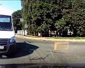 Экстрим на маршруте: спешивший водитель «Газели» едва не столкнулся лоб в лоб с авто