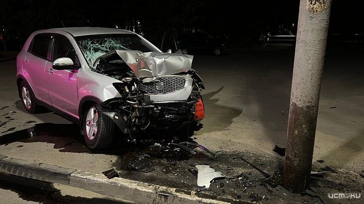 В Орле водитель иномарки не справился с управлением и врезался в столб