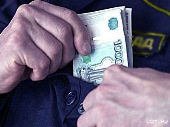 В Орловской области на инспектора ГИБДД завели уголовное дело за взятку в 30 тыс. рублей