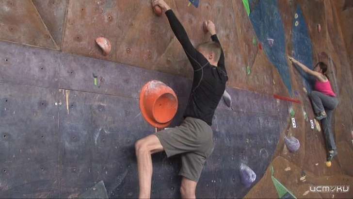 Покорители вершин: в Орле прошел открытый чемпионат по скалолазанию