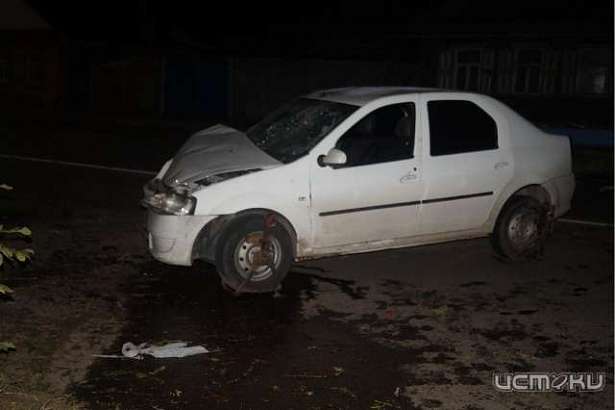 Ночью в Орле водитель «Рено» заехал на бордюр и врезался в дерево