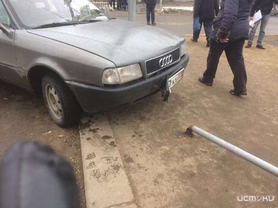 В Ливнах на подростка едва не упал дорожный знак, сбитый иномаркой