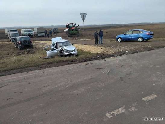 На орловской трассе столкнулись отечественная легковушка и иномарка. Четыре человека пострадали, в том числе ребенок