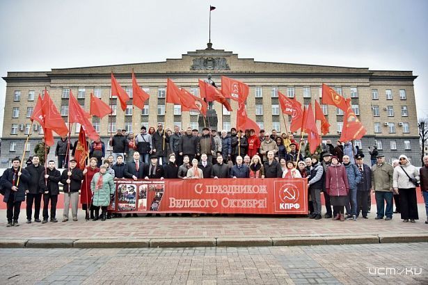 Орловские коммунисты возложили цветы к памятнику Ленина