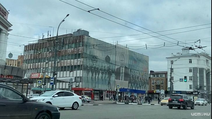 "То "зачем елки", то нет елки возле ЦУМа"