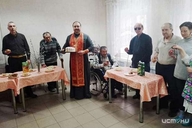 Орловская епархия организовала пасхальную трапезу для бездомных