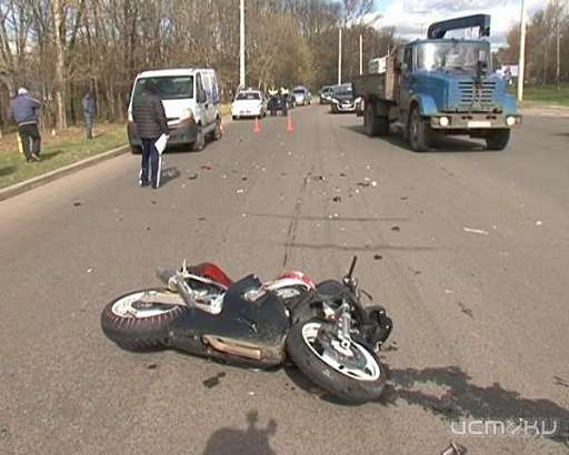 В ДТП с мотоциклом на Наугорском шоссе пострадали двое. Фоторепортаж