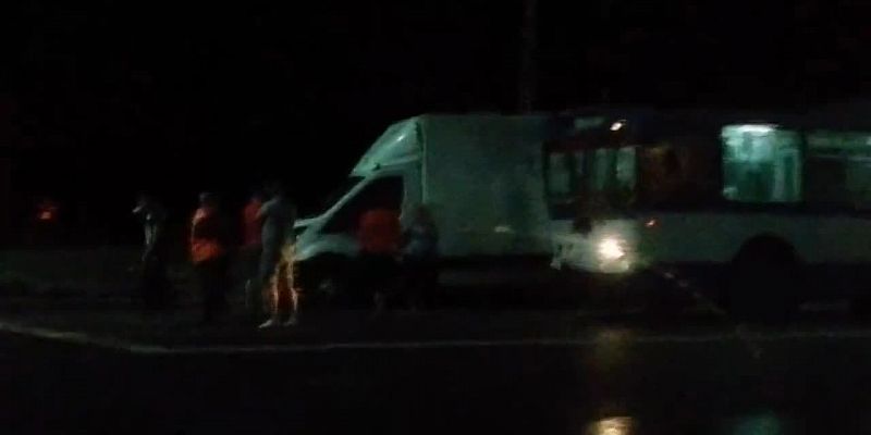 Женщина за рулем троллейбуса разбросала легковушки на автовокзале в Орле