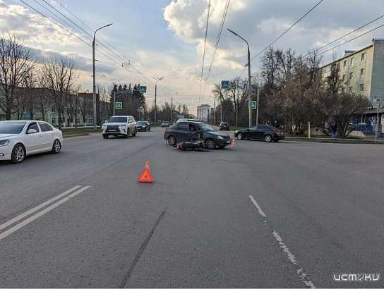 В Орле при столкновении автомобиля с мотоциклом в больницу попали мотоциклист и его пассажир-ребёнок