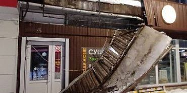 В Ливнах на улице Мира от снега обвалился козырёк магазина