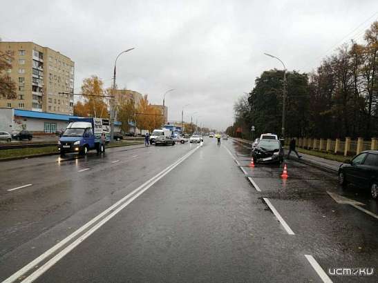 В Орле на ул. Комсомольской не разъехались «Рено» и «Форд»