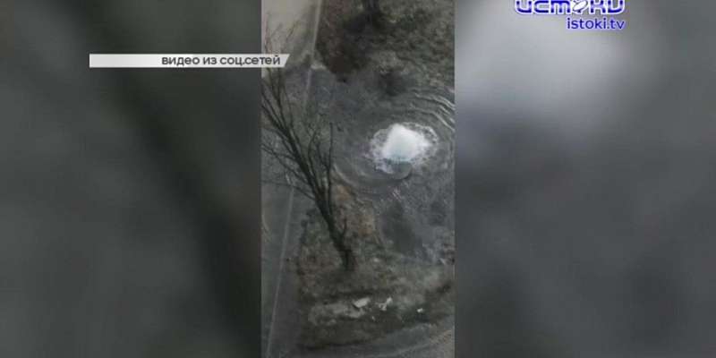 Видео: в Северном районе Орла бил фонтан из прорванной трубы