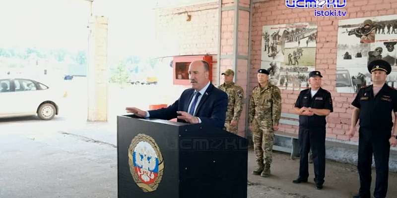На торжественном построении отличившимся росгвардейцам присвоили звания, а также вручили ценные подарки и почетные грамоты.