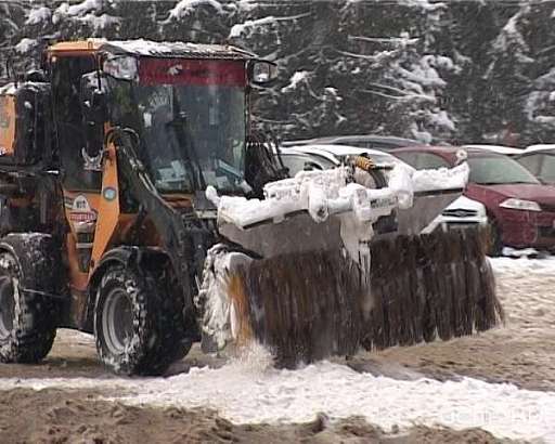 «С центральными улицами справились, но забыли о тротуарах». Как в Орле убирают снег с улиц